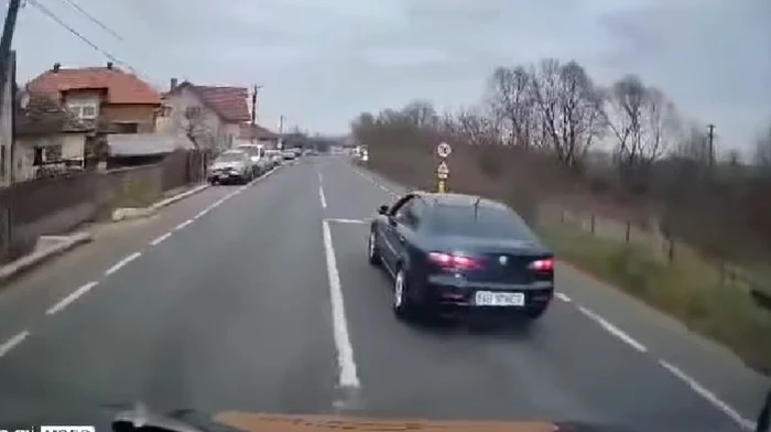 Șoferul mașinii cu numere de Alba a realizat o șicanare „ca la carte” FOTO captură video Facebook