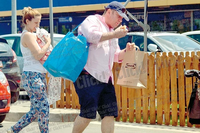 Actorul înfulecă hot dog-ul de parcă aceasta ar fi ultima lui masă (Fotografii: Alex Muscaliu)