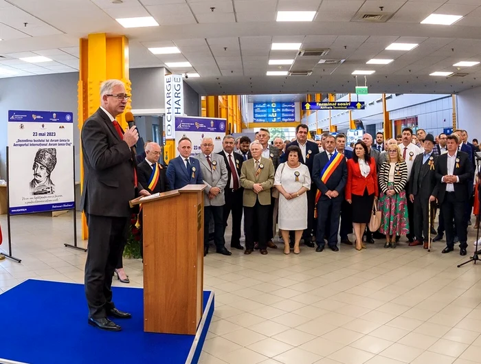 Directorul Aeroportului Cluj a dezvelit, ieri, bustul lui Avram Iancu alături de Emil Boc. FOTO: CJ