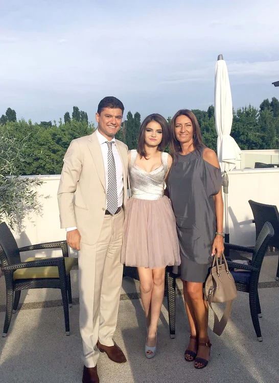 Ioana, alături de părinţii ei, într-o fotografie  de la Balul bobocilor. Problemele de familie erau bine „mascate”