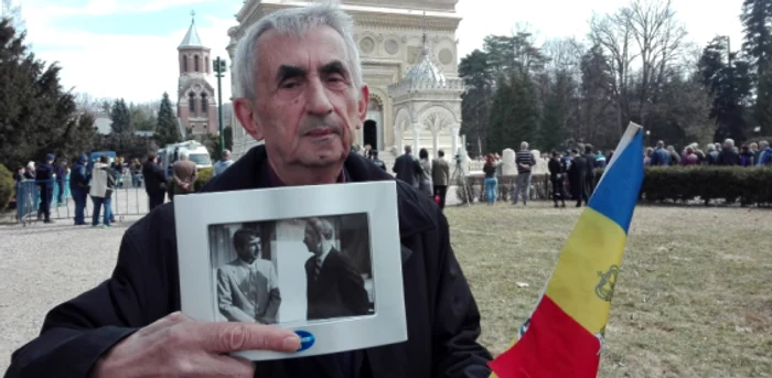 Mihai Moldoveanu, 72 de ani, fost profesor, este un admirator al Familiei Regale a României