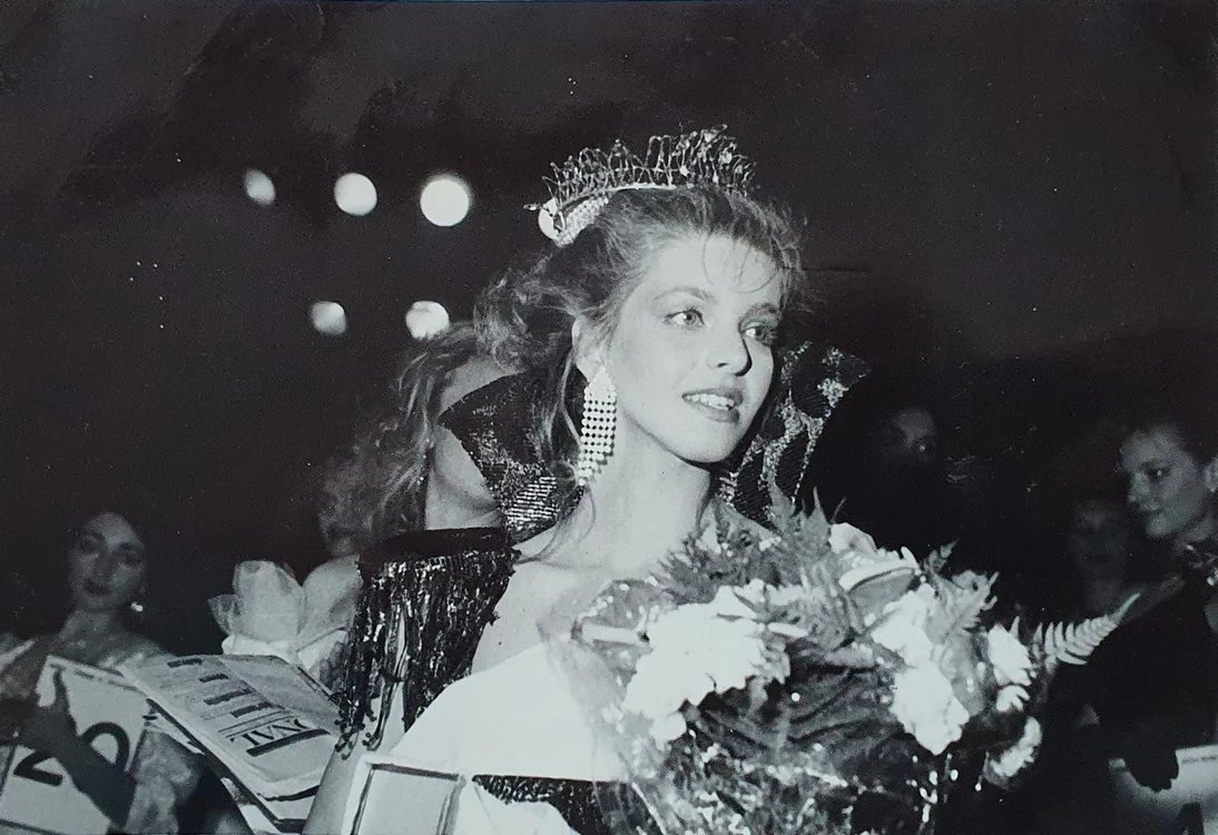 Bianca Brad la concursul Miss Printesa Frumusetii, 1990 Facebook 4 jpg