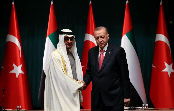 Şeicul Mohammed bin Zayed Al Nahyan (stânga) dând mâna cu preşedintele turc Recep Tayyip Erdogan FOTO EPA-EFE