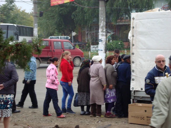 Sinistratii de la Pechea plang si primesc ajutor de la braileni  foto Gina Bahor