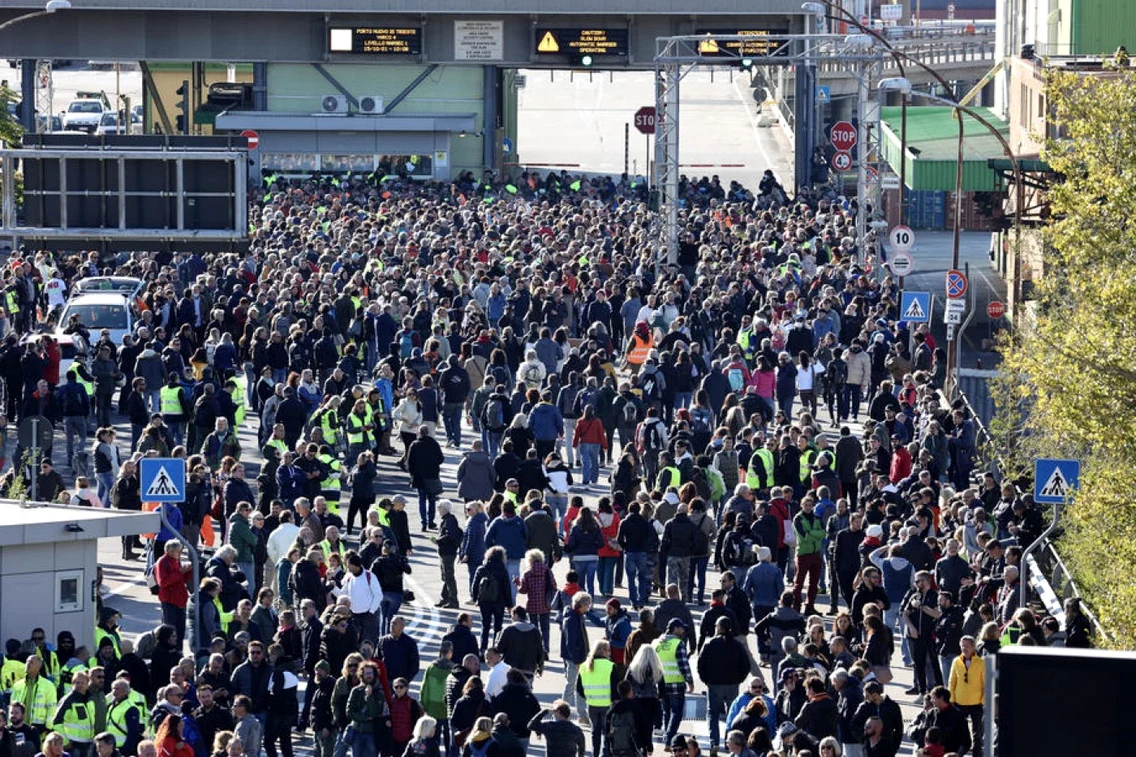 Proteste in Italia în prima zi de intrare obligatorie cu certificatul verde la locul de muncă 15 octombrie 2021 FOTO EPA-EFE