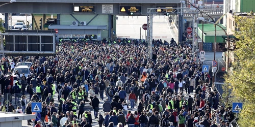 Proteste in Italia în prima zi de intrare obligatorie cu certificatul verde la locul de muncă 15 octombrie 2021 FOTO EPA-EFE