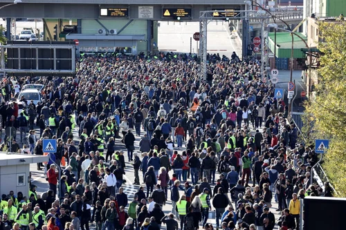 Proteste in Italia în prima zi de intrare obligatorie cu certificatul verde la locul de muncă 15 octombrie 2021 FOTO EPA-EFE