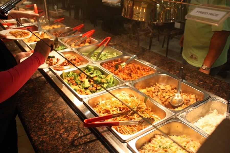 Descoperire șocantă la controalele făcute într-un restaurant: localul servea porumbei pe post de rață prăjită