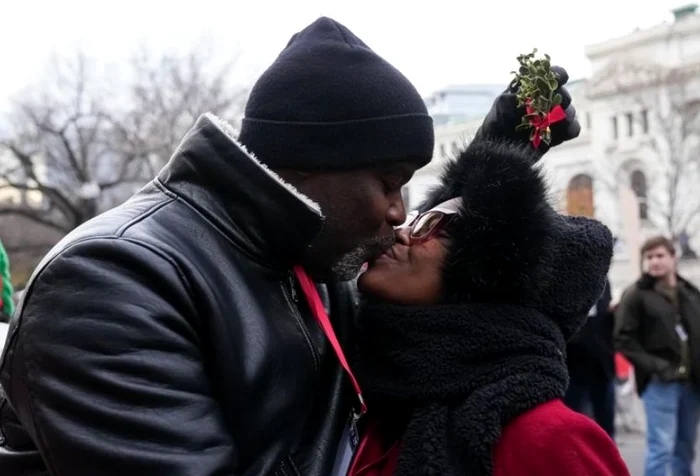 Fiecare cuplu a ținut un vâsc deasupra capului (Foto: DowntownDC Business District)