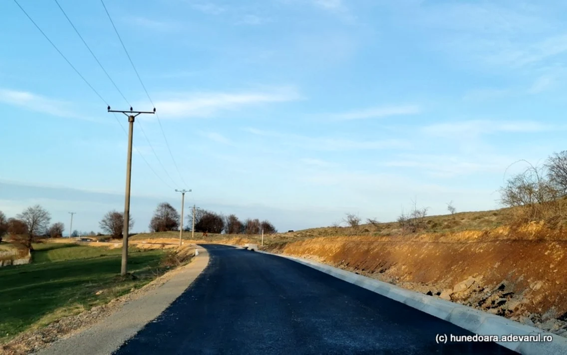tinutul padurenilor si noua sosea spre poiana rachitelii foto daniel guta adevarul