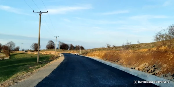 tinutul padurenilor si noua sosea spre poiana rachitelii foto daniel guta adevarul