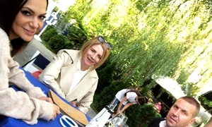 Andreea Antonescu, la masă cu iubitul ei Ştefan şi părinţii lui Doina şi Mircea Manolache jpeg