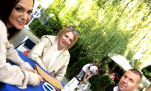 Andreea Antonescu, la masă cu iubitul ei Ştefan şi părinţii lui Doina şi Mircea Manolache jpeg