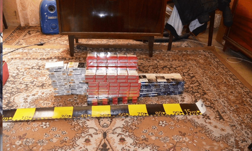 Zeci de mii de țigări de contrabandă ascunse în televizor, canapea, mașina de spălat sau anvelope