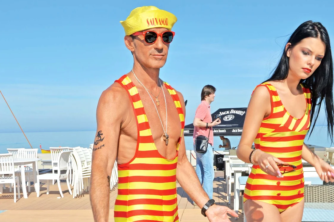 
    Femei, vacanţe exotice, maşini de colecţie, carnaval cu femei goale. Foto: Mediafax  