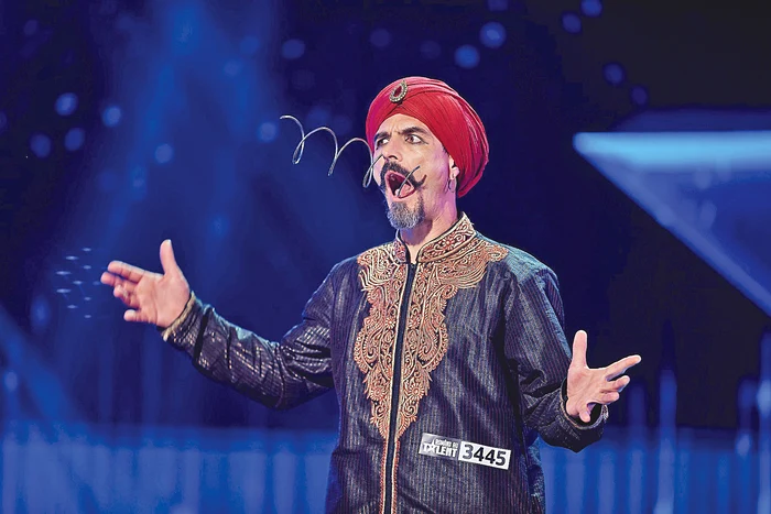 Juraţii abia l-au putut privi pe Fakir Testa în timp ce îşi băga sârmă în nas