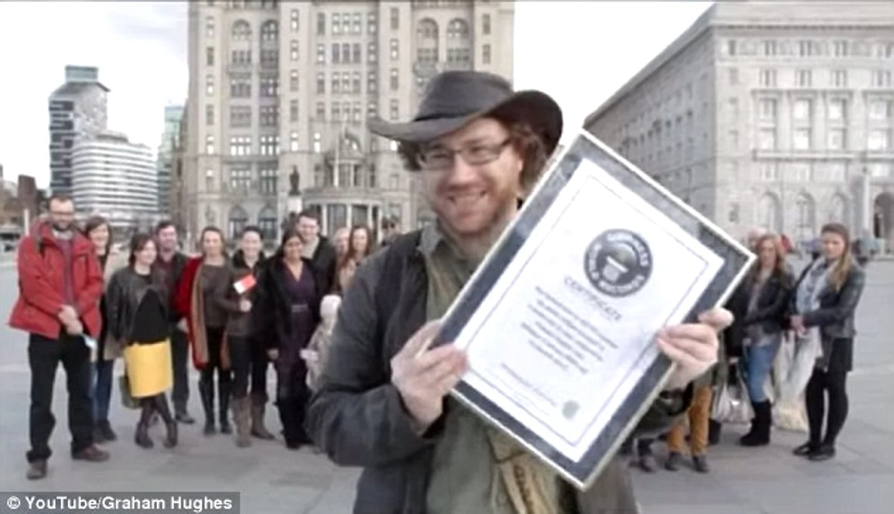 
    Graham Hughes (captură youtube)  