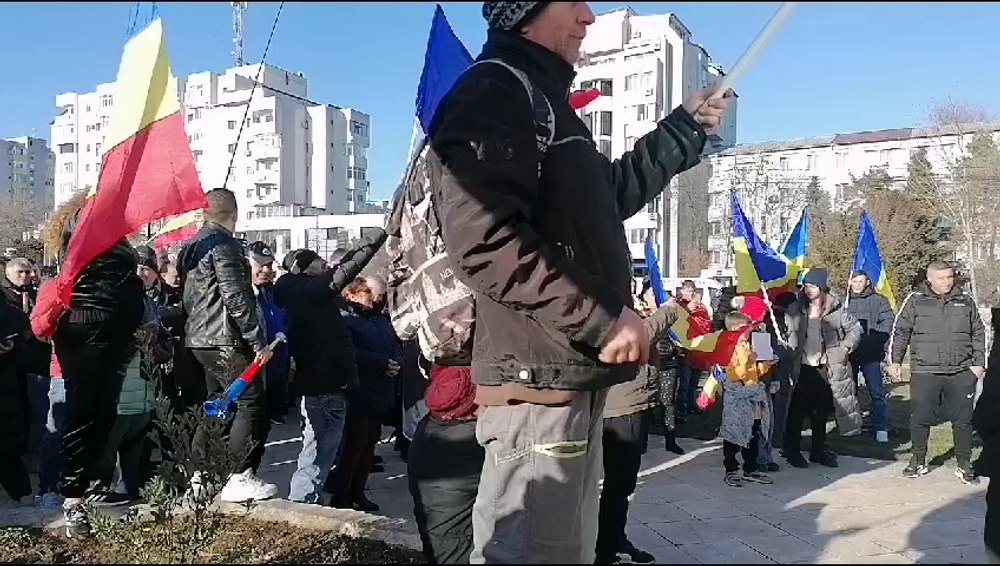 Reportaj. Ce spun protestatarii AUR care au ieșit în stradă la Slatina. „Ne-a ieșit sărăcia prin ochi. Nu-i mai vrem!” 
