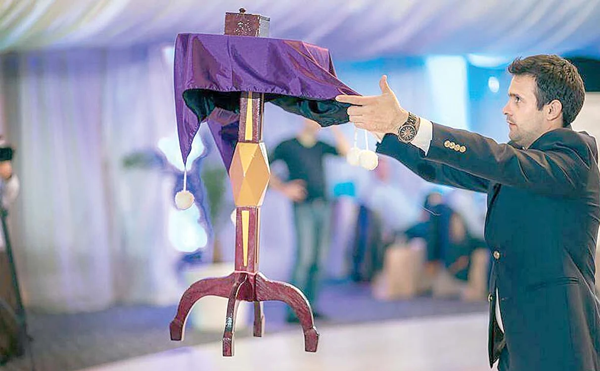 Finalistul participă frecvent  la petreceri private,  unde îi uimeşte pe invitaţi  cu trucuri spectaculoase