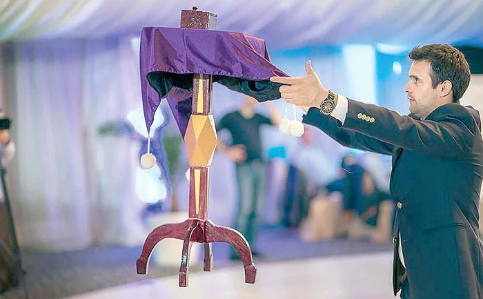 Finalistul participă frecvent la petreceri private, unde îi uimeşte pe invitaţi cu trucuri spectaculoase