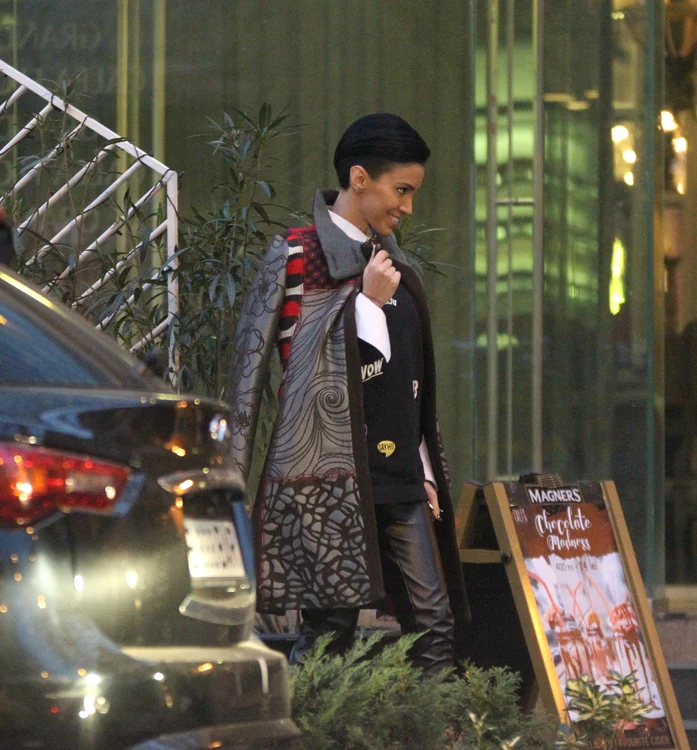 Adelina aruncă şi un zâmbet spre camera foto