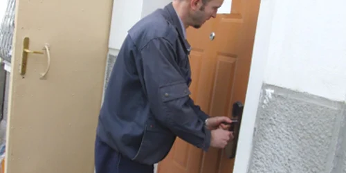 Bacău: Camera conjugală, vânată de puşcăriaşi