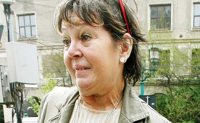 
    Actrița e  chinuită  de gută  