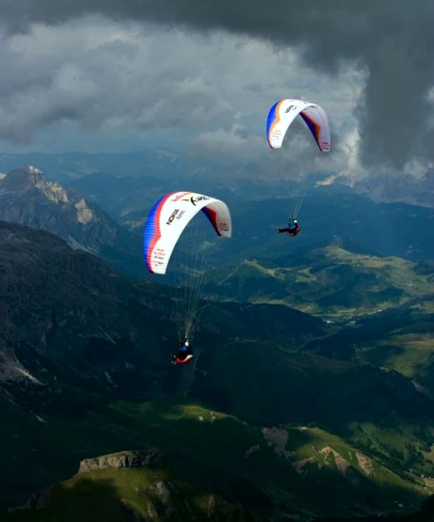 Iubitorii sportului cu parapanta.