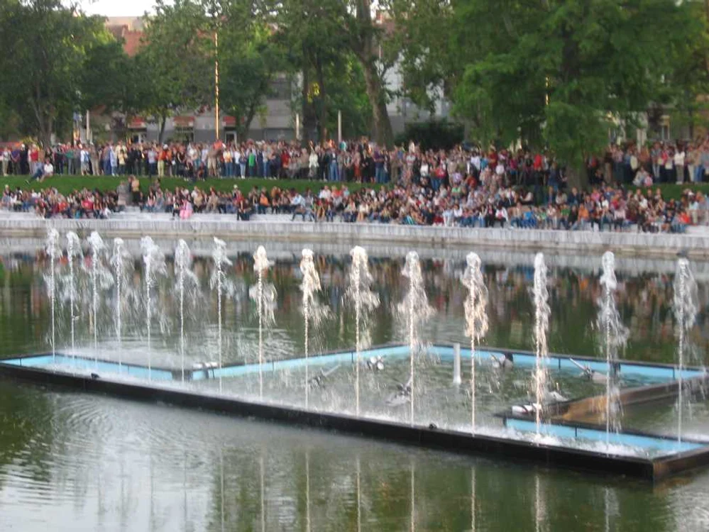 Arădenii s-au adunat la fântâna înainte cu o oră de începerea evenimentului 