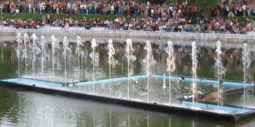 Arădenii s-au adunat la fântâna înainte cu o oră de începerea evenimentului 