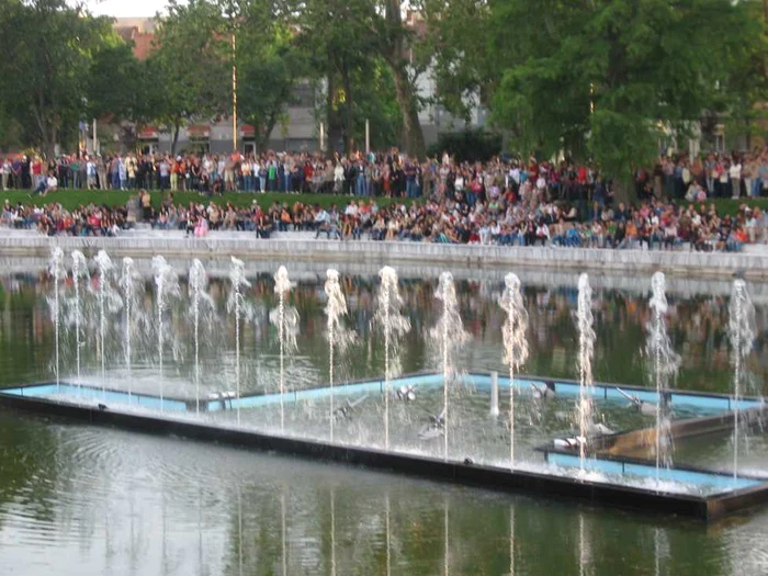 Arădenii s-au adunat la fântâna înainte cu o oră de începerea evenimentului