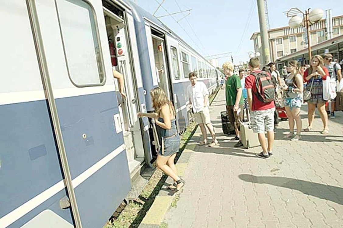 
    Oamenii au dormit  sub cerul liber  sau în corturi  
