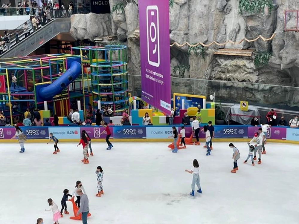 Aheea, fetița primarului Nicușor Dan, s-a bucurat de o zi frumoasă, la mall, cu tatăl ei