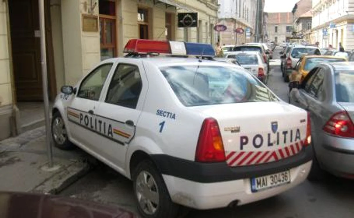 
    Poliţiştii au precizat că femeia a fost lovită cu un ciocan şi apoi incendiată într-o plapumă  