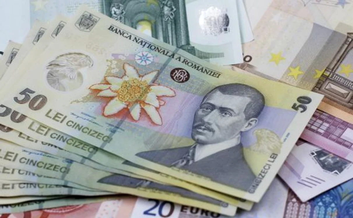 
    Euro și dolarul au crescut față de moneda națională   