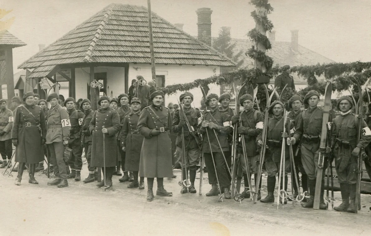 Patrula Batalionului 12 Vânători de Munte participantă la concursul de sky desfășurat la Predeal, 22 februarie 1931 (foto: colecția Muzeului Național de Istorie a României)