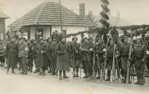 Patrula Batalionului 12 Vânători de Munte participantă la concursul de sky desfășurat la Predeal, 22 februarie 1931 (foto: colecția Muzeului Național de Istorie a României)