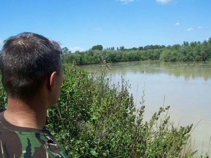 
    Celor doi moldoveni li s-au întocmit dosare penale pentru trecere ilegală a frontierei.  