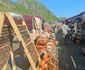 Comerțul stradal de pe Transfăgărășan - kitsch pe post de suveniruri Foto Turnul Sfatului