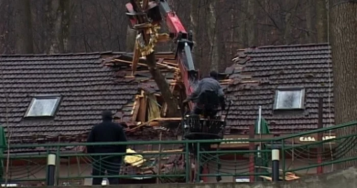 Acoperişul restaurantului a fost avariat serios. FOTObrasovultau.ro