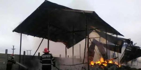 Două autospeciale au ajuns la faţa locului pentru a putea stinge incendiul  