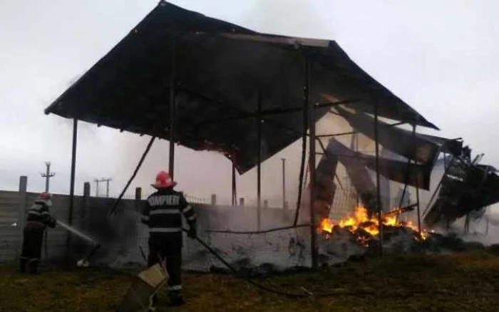 Două autospeciale au ajuns la faţa locului pentru a putea stinge incendiul