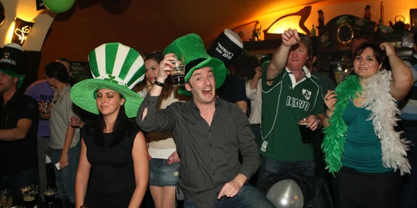 Tinerii s-au distrat de minune în Deane's Irish Pub, Foto: Stelian Grăjdan