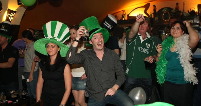 Tinerii s-au distrat de minune în Deane's Irish Pub, Foto: Stelian Grăjdan