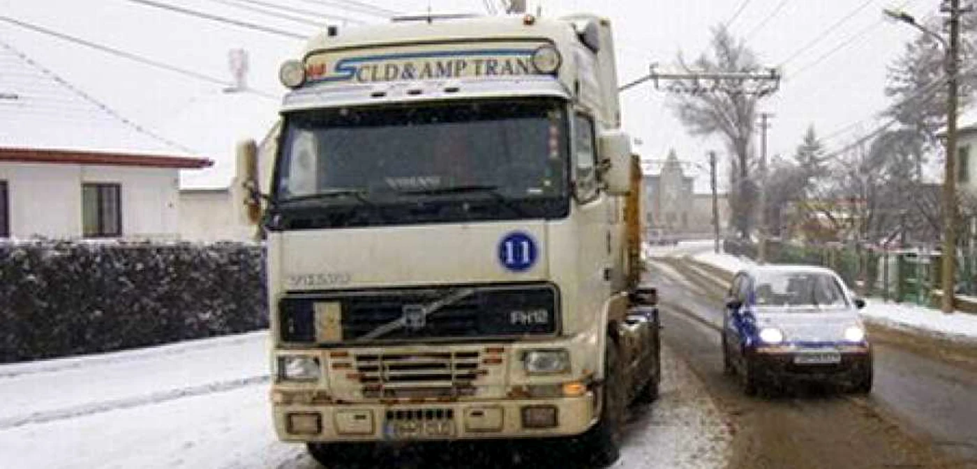 TIR-urile înaintează foarte greu din cauza zăpezii care a căzut peste DN1 la Sibiu