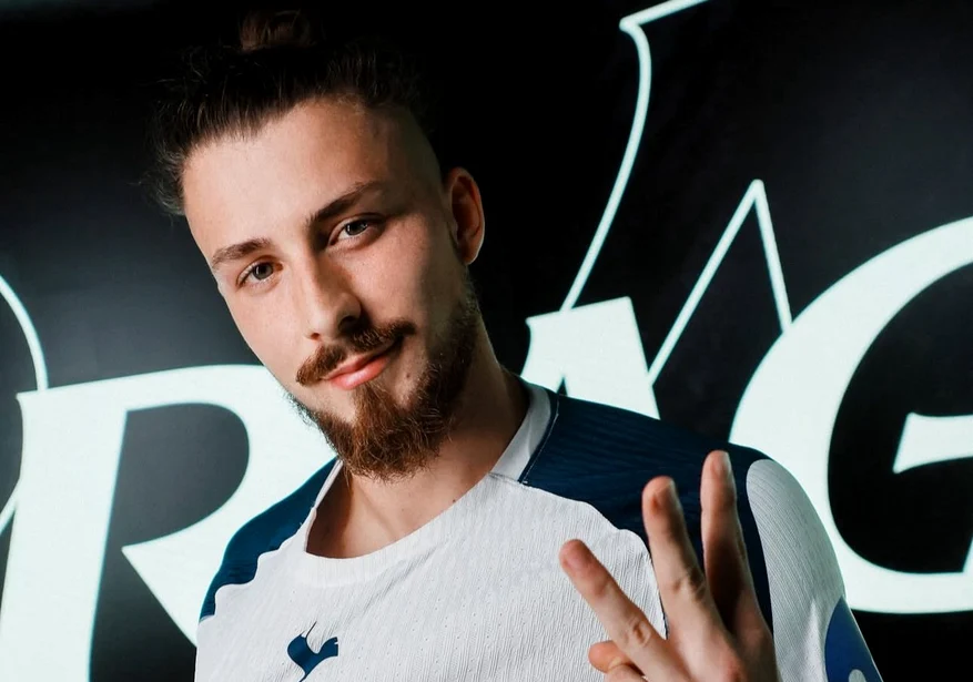 Radu Drăgușin a preluat trioul #3 la Tottenham  Foto/SpursOfficial