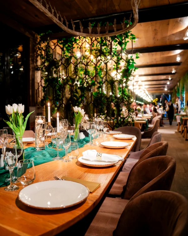 Masă frumos aranjată într-un restaurant