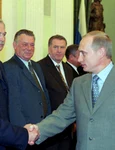 Evgheni Primakov, fost director al SVR, serviciul secret exterior al Rusiei, dă mâna cu noul președinte al Federației Ruse, Vladimir Putin, la 13 septembrie 2000 (© kremlin.ru / Wikimedia Commons)