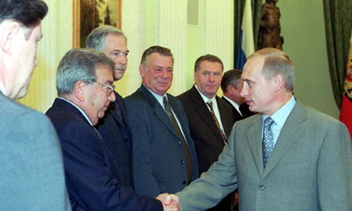 Evgheni Primakov, fost director al SVR, serviciul secret exterior al Rusiei, dă mâna cu noul președinte al Federației Ruse, Vladimir Putin, la 13 septembrie 2000 (© kremlin.ru / Wikimedia Commons)