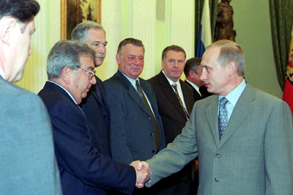 Evgheni Primakov, fost director al SVR, serviciul secret exterior al Rusiei, dă mâna cu noul președinte al Federației Ruse, Vladimir Putin, la 13 septembrie 2000 (© kremlin.ru / Wikimedia Commons)